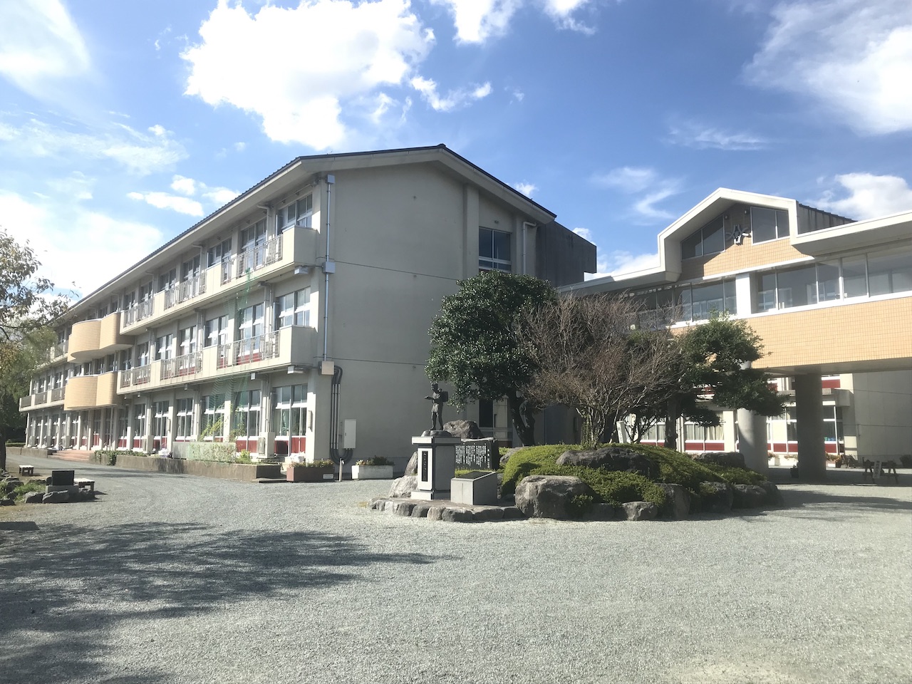 東小学校